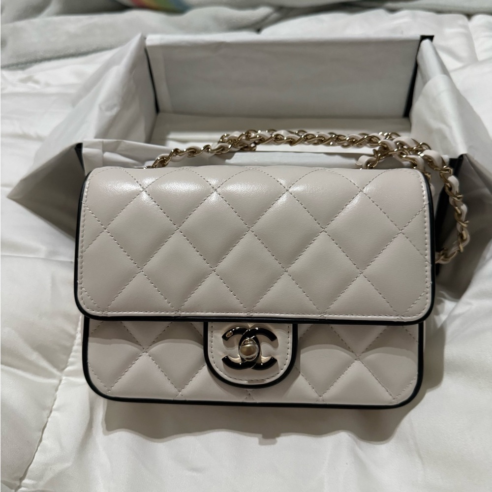 CHANEl White Leather Shoulder/Crossbody Bag - Picture 8 of 8
